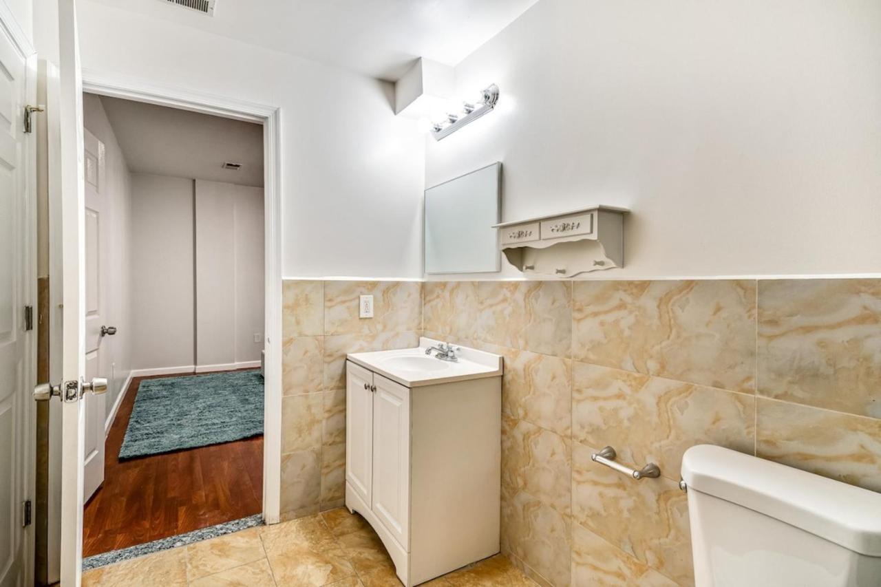 Lovely 2Bd Apt Steps From The Convention Center فيلادلفيا المظهر الخارجي الصورة